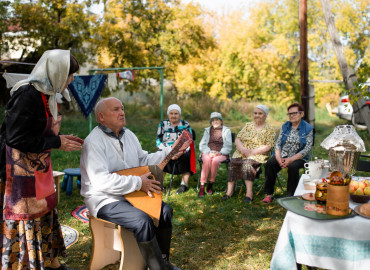 В Екатеринбурге волонтеры устроили показ спектакля ветеранам Великой Отечественной войны во дворе дома